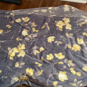 Floral throw blanket